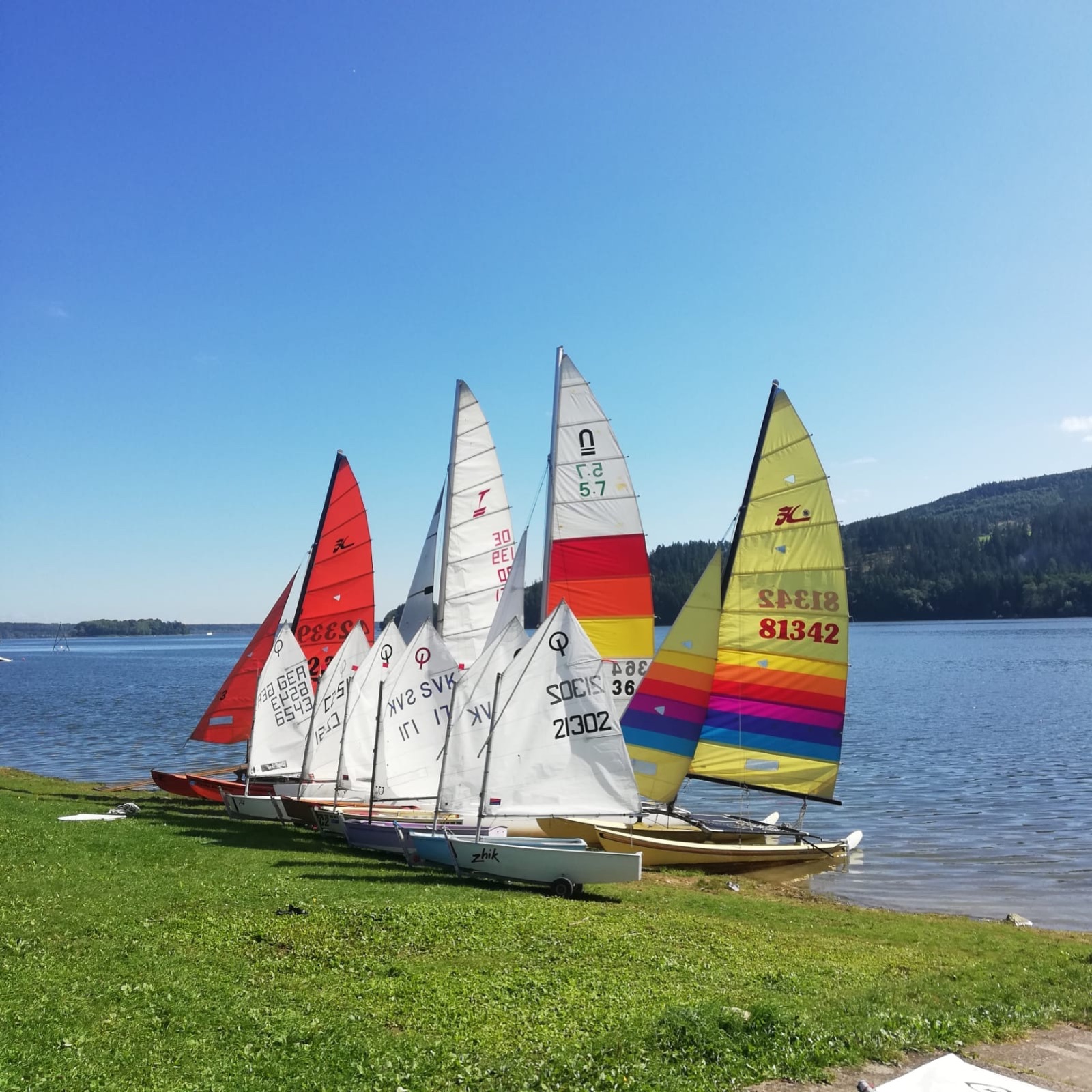 Plachetnice klubu na brehu Oravskej priehrady